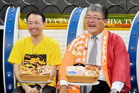 明星食品の松川賢一さん（左）、日清食品の田淵義章さん＝提供・ＭＢＳ