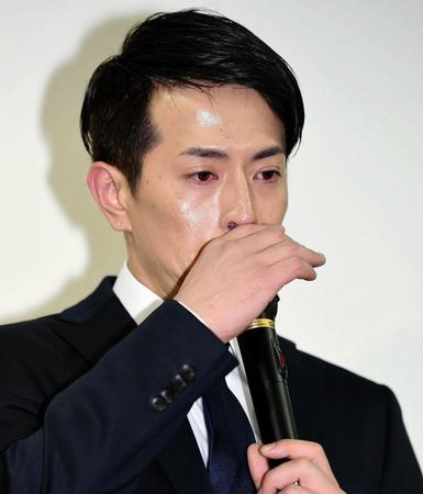 会見で涙ながらに謝罪する純烈・友井雄亮（撮影・開出牧）