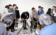 　会見で深々と頭を下げる純烈・友井雄亮