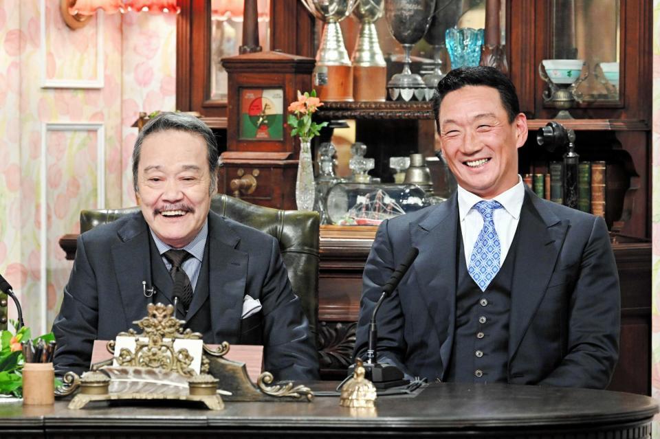 　「探偵！ナイトスクープ」の収録で笑顔を見せる金本知憲顧問。左は西田敏行局長