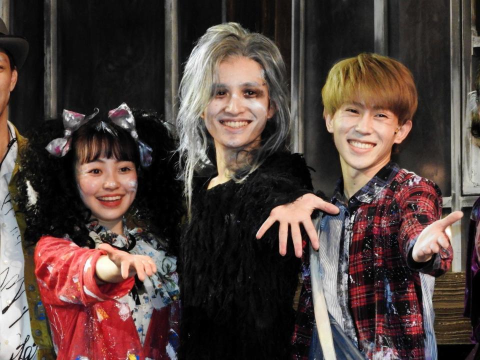 　初日を迎え、会見した（左から）渡辺菜花、浜中文一、末澤誠也＝都内