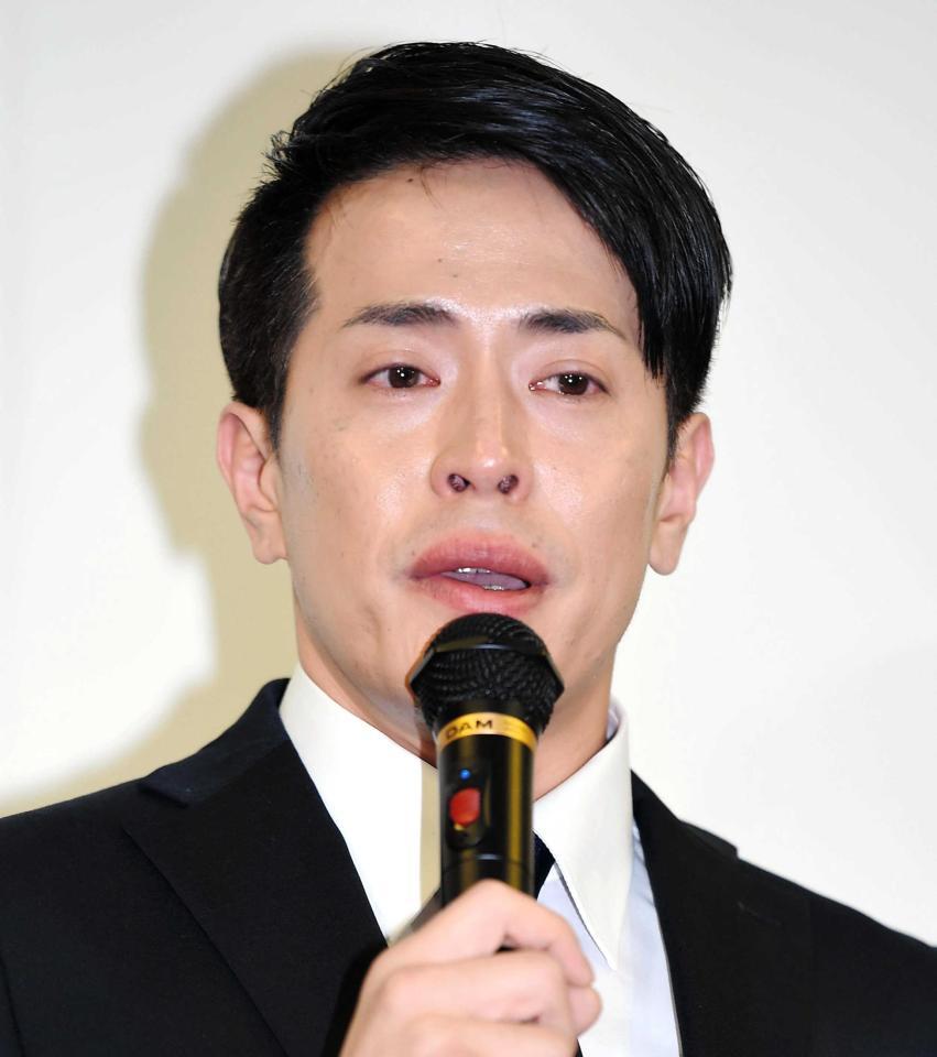 　会見で泣きながら謝罪する純烈・友井雄亮＝都内（撮影・開出牧）  