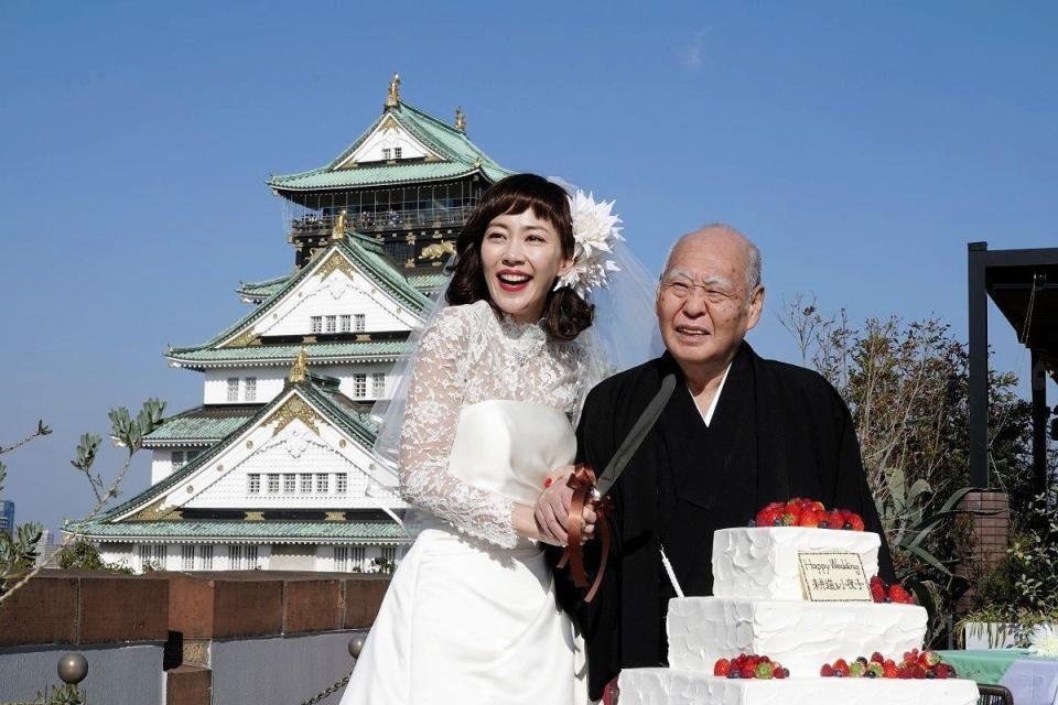 　ウエディングドレスを披露する木村佳乃（左。右は泉谷しげる）