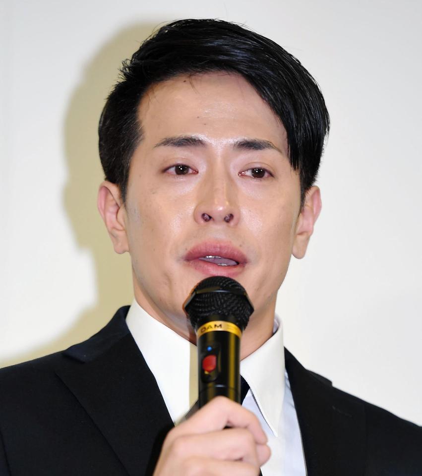 会見で泣きながら謝罪する純烈・友井雄亮＝１月１１日