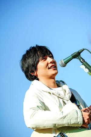 　ボーカルの山村隆太＝大阪市天王寺公園内「てんしば」