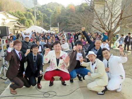 ライブ終了後、地域の人たちと一緒に記念撮影する吉本広島の芸人たち