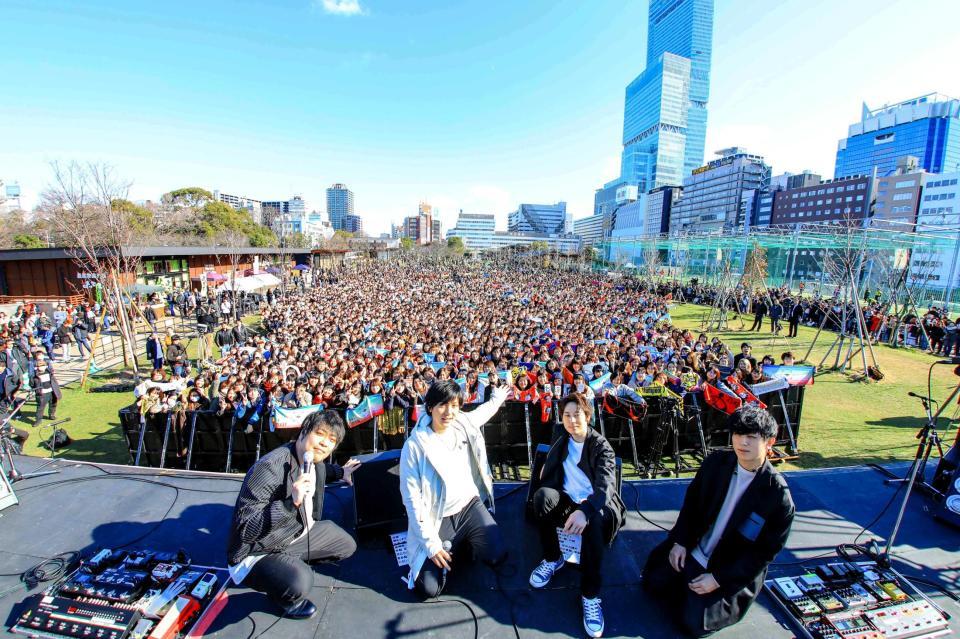 　地元・大阪で復活ライブを行った（左から）ｆｌｕｍｐｏｏｌの阪井一生、山村隆太、小倉誠司、尼川元気　