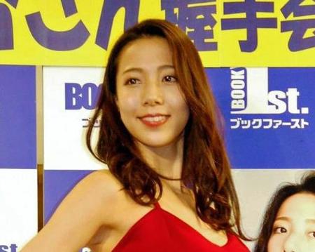 初写真集発売記念イベントに登場した池岡星香＝東京・ブックファースト新宿店