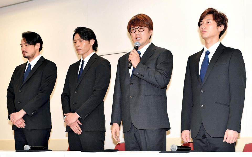 会見する純烈の（左から）小田井涼平、白川裕二郎、酒井一圭、後上翔太＝１５日