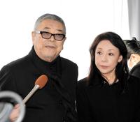 　市原悦子さんとの思い出を語る中尾彬、池波志乃夫妻＝青山葬儀所