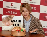 サプライズケーキに笑顔の伊藤あさひ＝東京・三省堂書店池袋本店