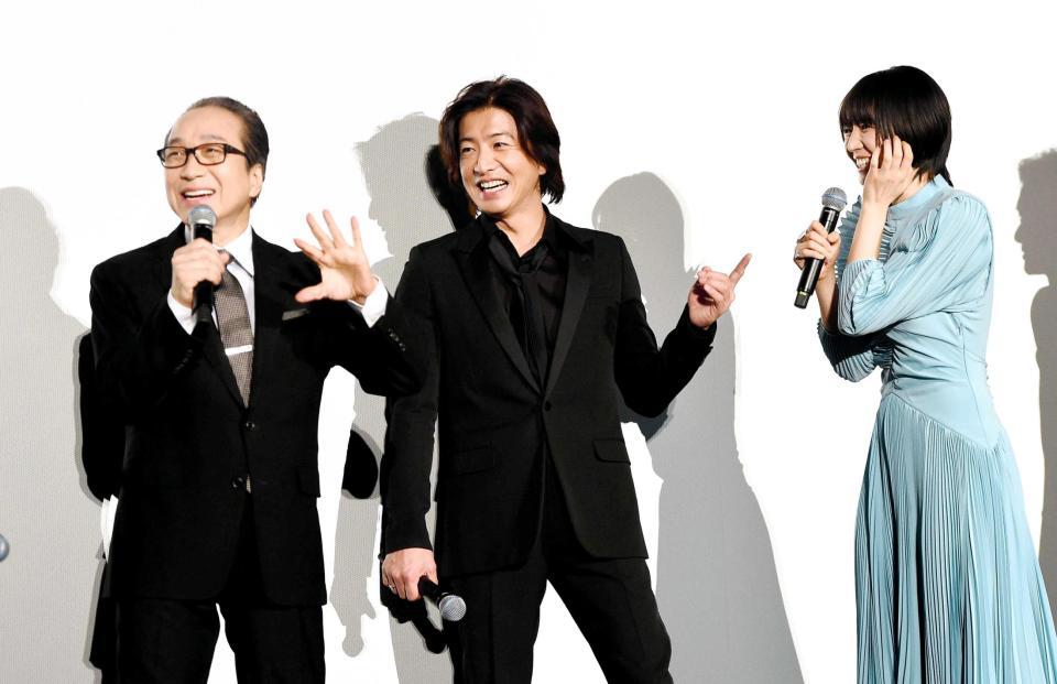 舞台あいさつを盛り上げる（左から）小日向文世、木村拓哉、長澤まさみ＝撮影・開出牧　