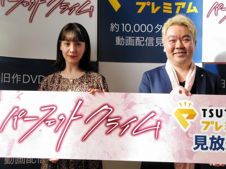 イベントを行ったトリンドル玲奈（左）とくじら＝大阪府内