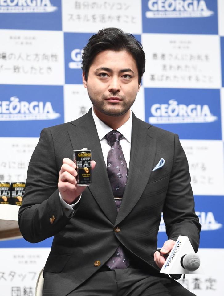 新商品の缶コーヒーを手にする山田孝之＝時事通信ホール（撮影・園田高夫）
