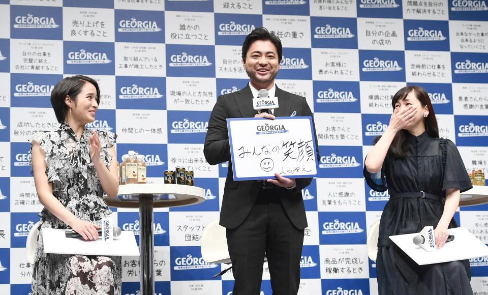 やりがいは『みんなの笑顔』と話し広瀬アリス（左）、麻生久美子（右）に笑われる山田孝之（中央）＝時事通信ホール（撮影・園田高夫）