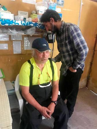 　１０日、南米大陸最高峰アコンカグアのベースキャンプで現地の医師の診察を受ける三浦雄一郎さん（ミウラ・ドルフィンズ提供）