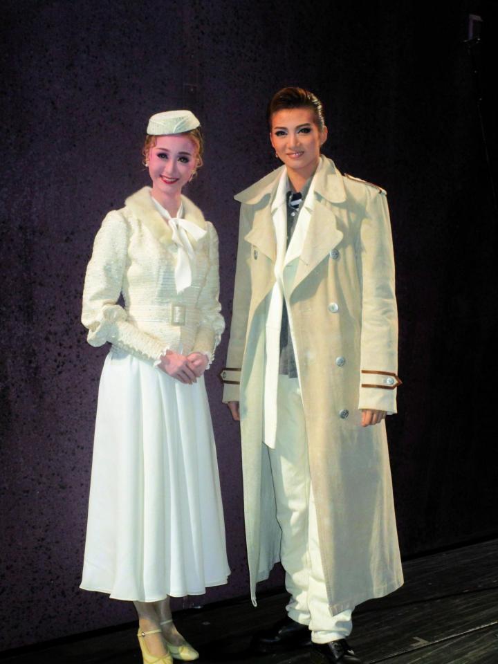 星組新人公演「霧深きエルベのほとり」に主演した極美慎とヒロインの水乃ゆり（左）＝兵庫・宝塚大劇場