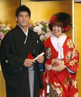 結婚会見で幸せいっぱいの笑顔を見せる井上康生（左）と東原亜希＝２００８年１０月