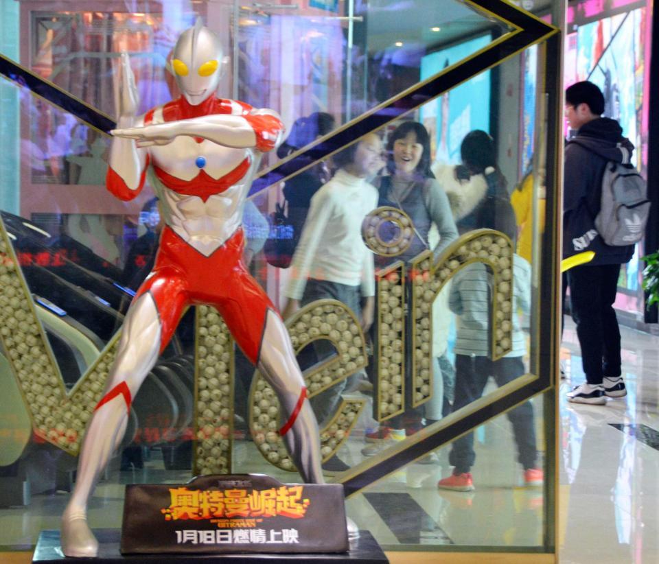 　中国企業が公開したウルトラマンの映画宣伝のため、映画館に置かれた人形＝上海（共同）