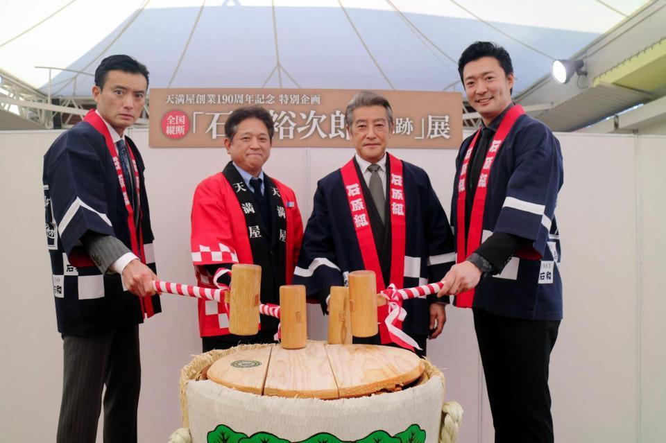 　イベントに出席した徳重聡、神田正輝、金児憲史（左から１、３、４番目）＝岡山県岡山市の天満屋