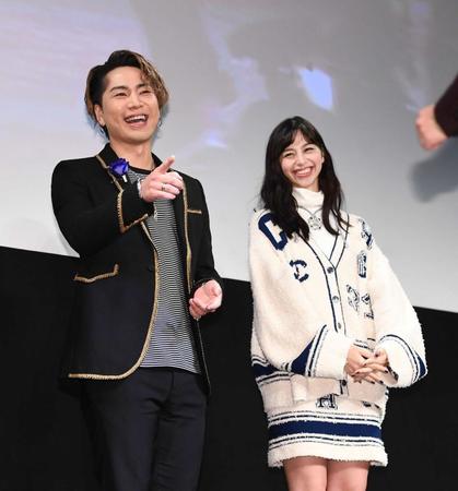 　共演者の登場に笑顔を見せる登坂広臣（左）と中条あやみ＝撮影・園田高夫