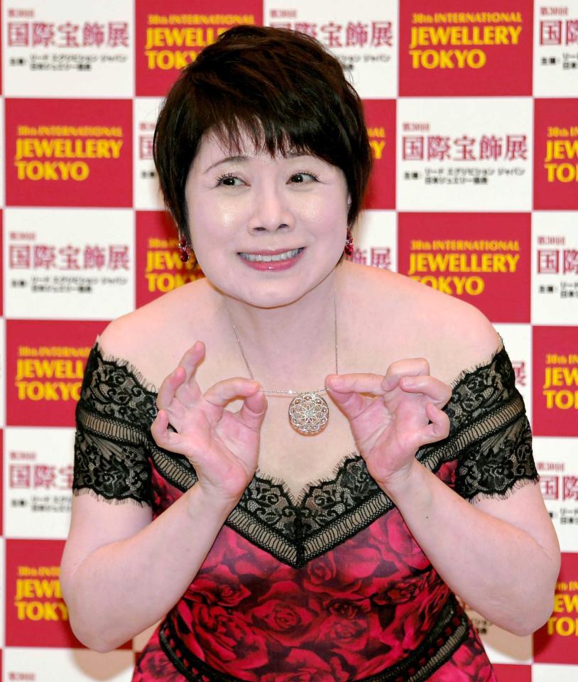 　日本ジュエリーベストドレッサー賞（６０代以上部門）を受賞した森昌子