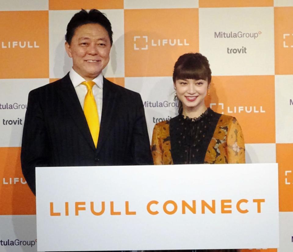 　新会社設立発表会にゲスト出演した平愛梨（右）＝都内