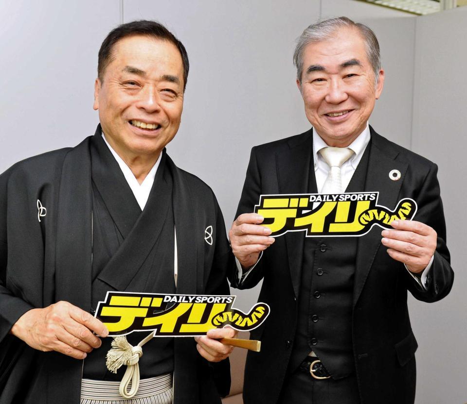 　四代桂小文枝襲名あいさつのため、デイリースポーツを訪れた桂きん枝（左）と兄弟子の桂文枝