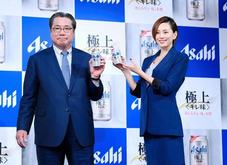 アサヒビール・平野伸一代表取締役社長（左）と乾杯をする米倉涼子＝虎ノ門ヒルズフォーラム（撮影・棚橋慶太）