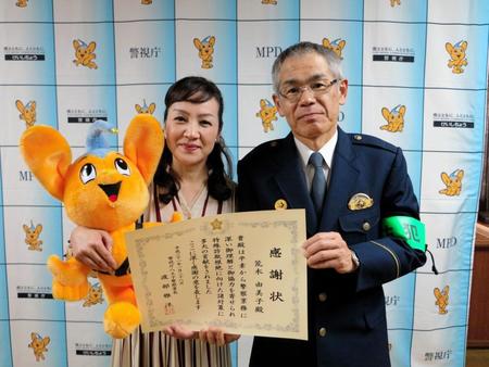 特殊詐欺被害根絶を呼びかけた荒木由美子（左）＝東京都八王子市