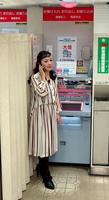 特殊詐欺被害の実演ドラマを熱演する荒木由美子＝東京都八王子市