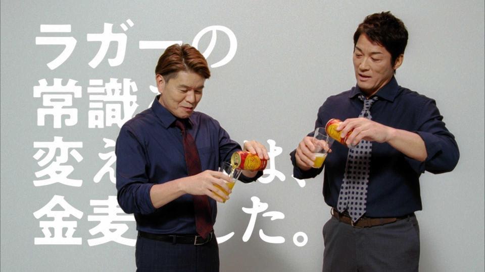 　新ＣＭで共演するヒロミ（左）と長嶋一茂