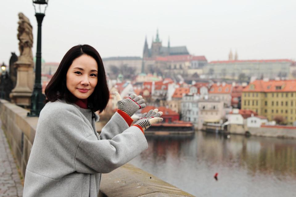 プラハのカレル橋でポーズをきめる吉田羊