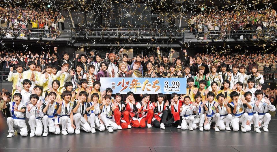 笑顔で手を振るジャニーズＪｒ．