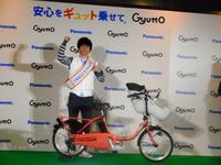 パナソニックの電動アシスト自転車「Ｇｙｕｔｔｏクルーム」のアンバサダーに就任した渡部建＝東京・ＳＨＡＲＥ　ＧＲＥＥＮ　ＭＩＮＡＭＩ　ＡＯＹＡＭＡ