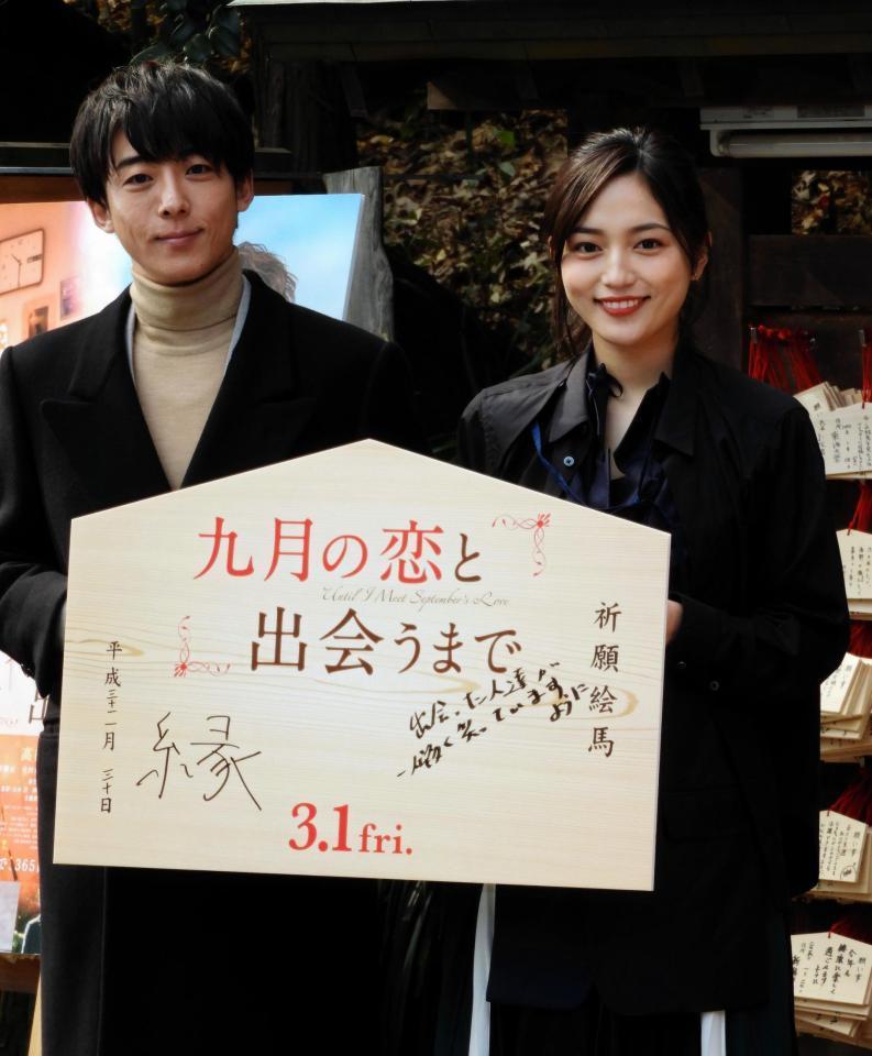 完成披露イベントに登場した高橋一生（左）と川口春奈＝東京・乃木神社