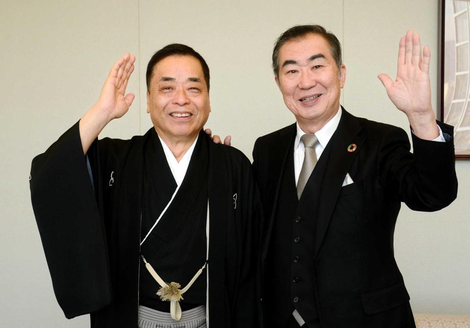 　兄弟子の桂文枝（右）と共に襲名あいさつに訪れた桂きん枝　