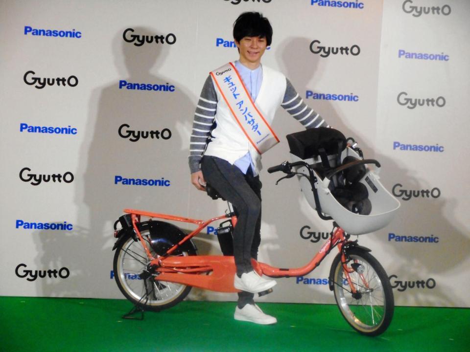 パナソニックの電動アシスト自転車「Ｇｙｕｔｔｏクルーム」のアンバサダーに就任した渡部建＝東京・ＳＨＡＲＥ　ＧＲＥＥＮ　ＭＩＮＡＭＩ　ＡＯＹＡＭＡ