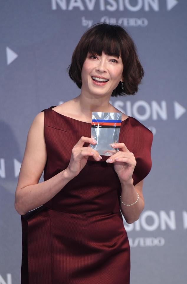 商品を手に笑顔を見せる宮沢りえ＝ザ・プリンス　パークタワー東京