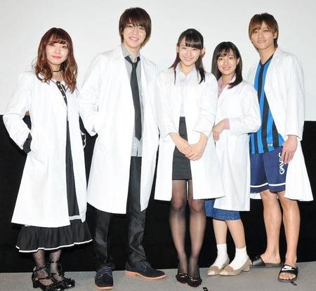 　舞台あいさつを行った（左から）荻野可鈴、西銘駿、浅川梨奈、矢野優花、藤田富＝東京・池袋