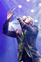 　歌手復帰ステージで熱唱する吉川晃司＝東京・日本武道館