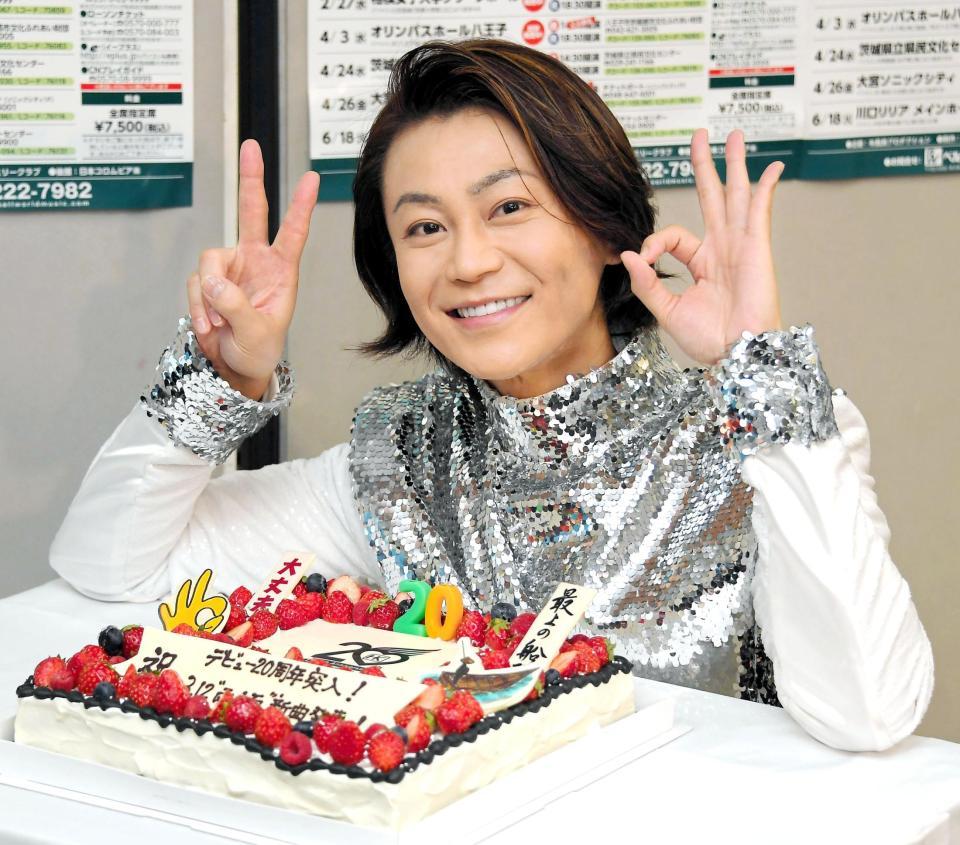デビュー２０周年を祝福するケーキを前にポーズをとる氷川きよし＝中野サンプラザホール（撮影・堀内翔）