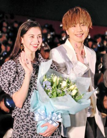 　中条あやみ（左）の誕生日を祝った登坂広臣＝東京・有楽町