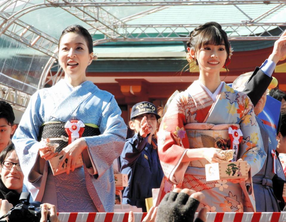 豆まきに参加した真矢ミキ（左）と井本彩花＝東京・日枝神社