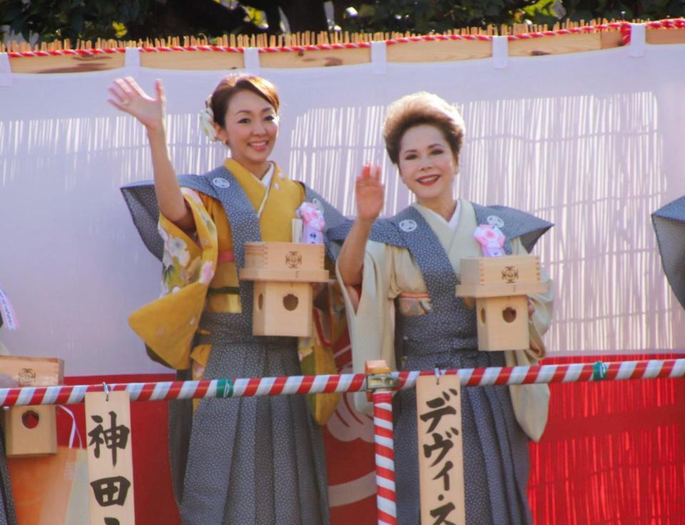 豆まきに参加したデヴィ夫人（右）と神田うの＝川崎大師