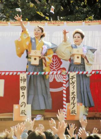 　デヴィ夫人（右）と神田うの＝川崎大師