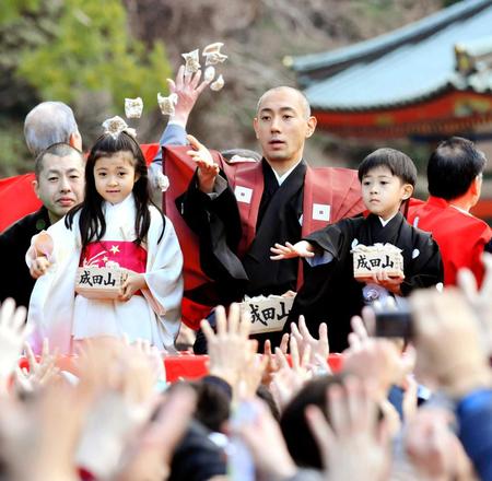 　成田山節分会に参加し豆をまく（左から）麗禾ちゃん、市川海老蔵、勸玄君＝成田山新勝寺（撮影・中田匡峻）