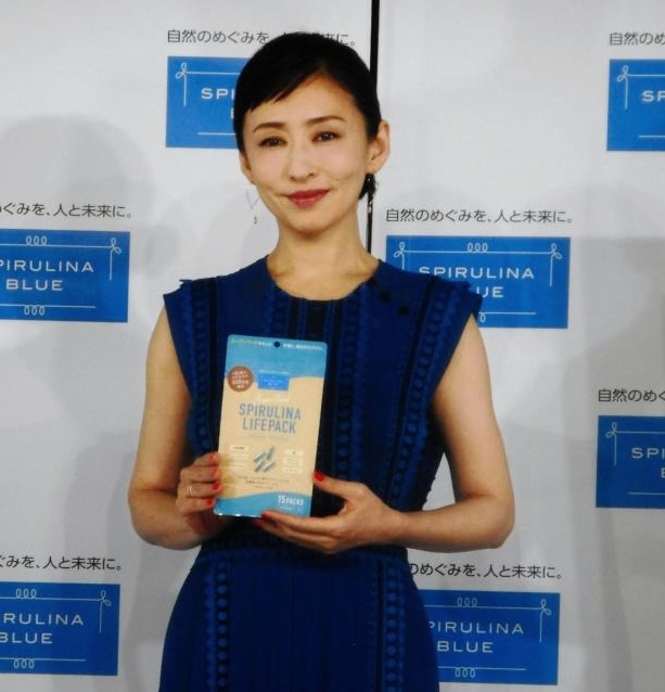 「スピルリナブルー」の新ＣＭ発表会に登場した松雪泰子＝東京・赤坂のベクトルラウンジ