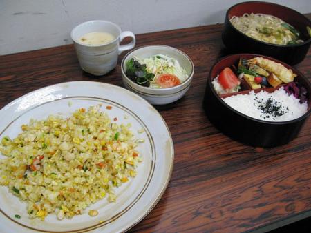 藤井七段の昼食「バターライス」（左）と杉本七段の「温そば弁当」