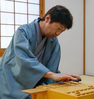 　第77期名人戦順位戦で対局する杉本昌隆七段＝５日午前、大阪市の関西将棋会館